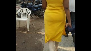 Big butt desi girl shaking on road